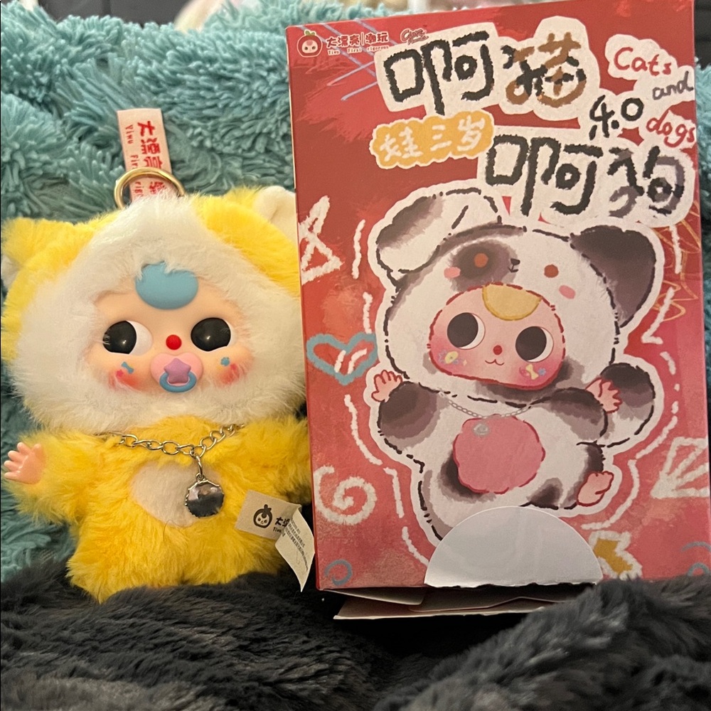 Cutest yellow kitty with binky plush pennant!